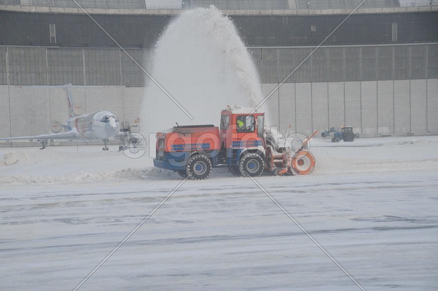 Уборка снега в аэропорту Домодедово 1