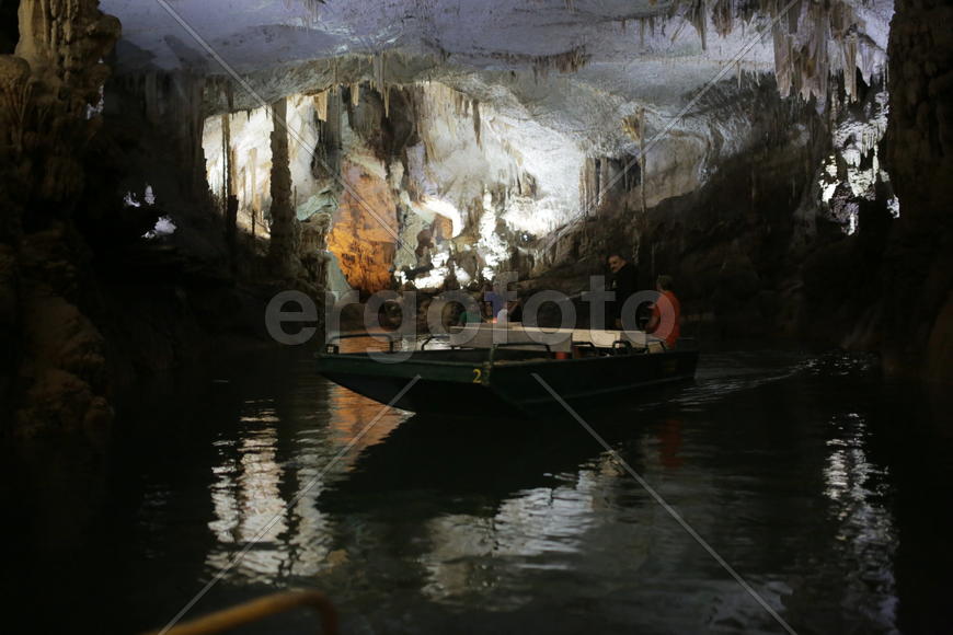 Ливан. Подземная пещера. Туристы на прогулочной лодке. 