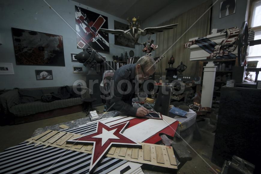 Московский скульптор Борис Орлов в своей мастерской на Нижней Масловке приходит в мастерскую рано ут