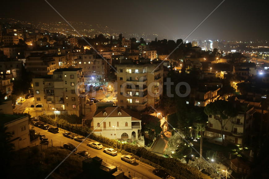 Ливан освещенный ночными огнями. Панорамный вид на город. 