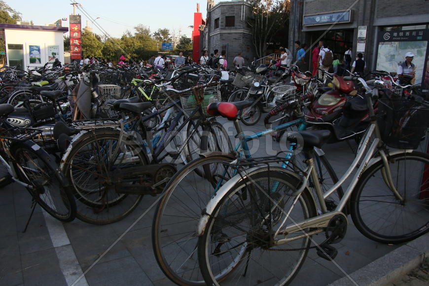 Пекин.  Велосипеды перед станцией метро.