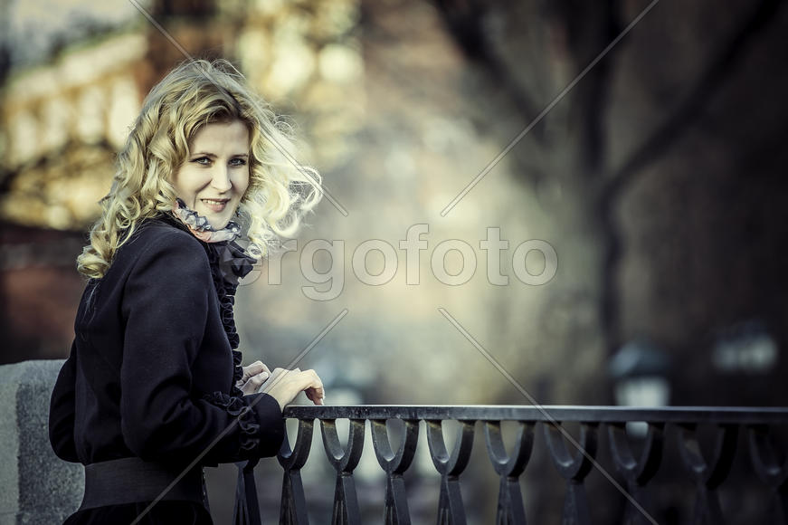 Девушка со светлыми волосами в черном пальто
