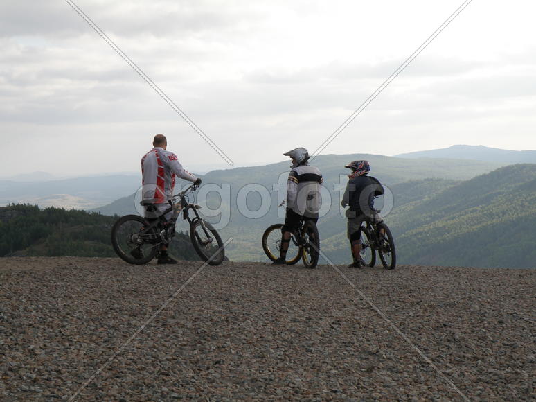 Три велосипедиста