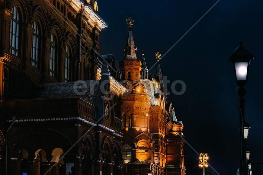Москва. Старинное здание освещенное огнями в ночное время суток