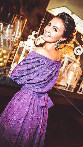 Брюнетка в фиолетовом платье