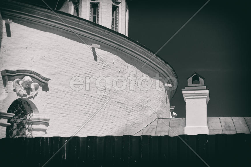 Крыша здания с лепниной ангела на фасаде Церкви 