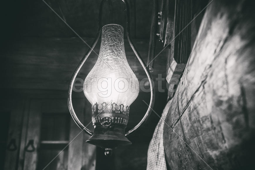 Старинный керосиновый фонарь в деревянном домике 