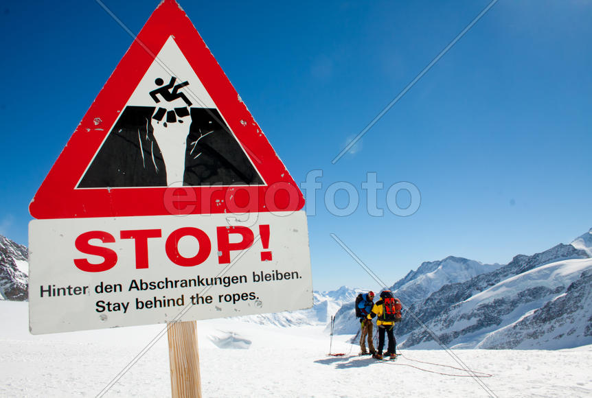Знак опасности в горах Швейцарии