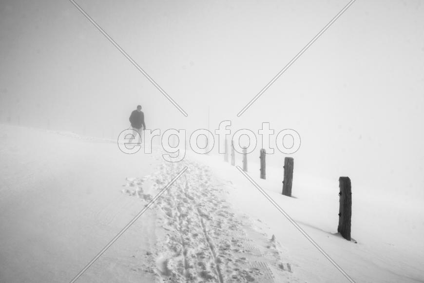 Фигура человека в горах в Швейцарии во время бури