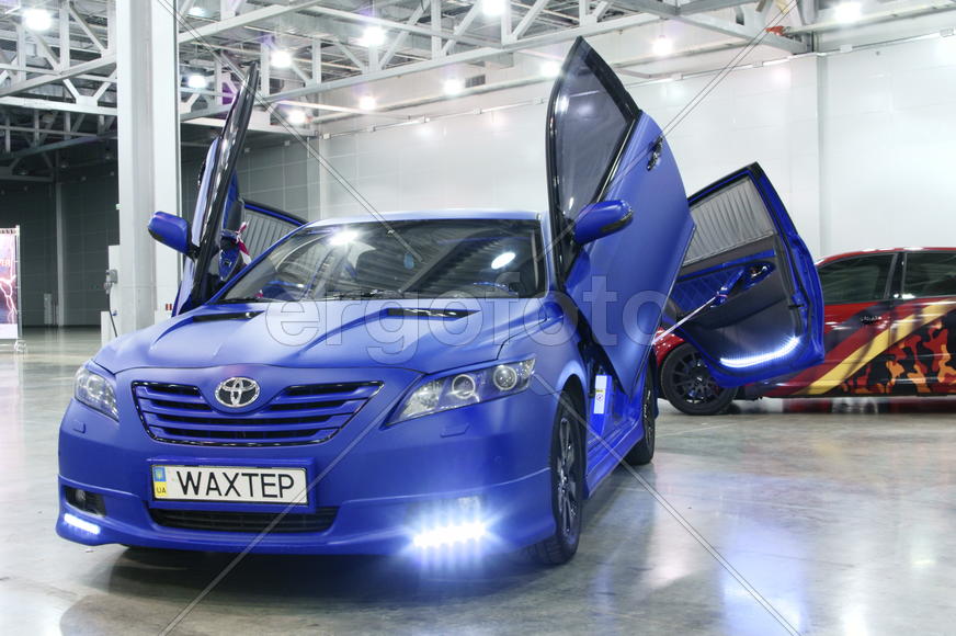 Тюнингованная синяя Toyota Camry