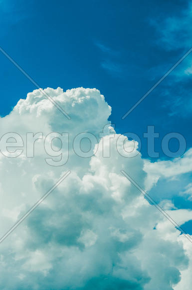 Кучевые облака на фоне голубого неба 