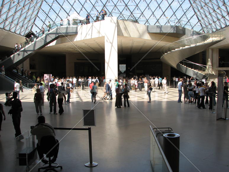 Франция, Париж,  Музей Лувр, фойе под пирамидой