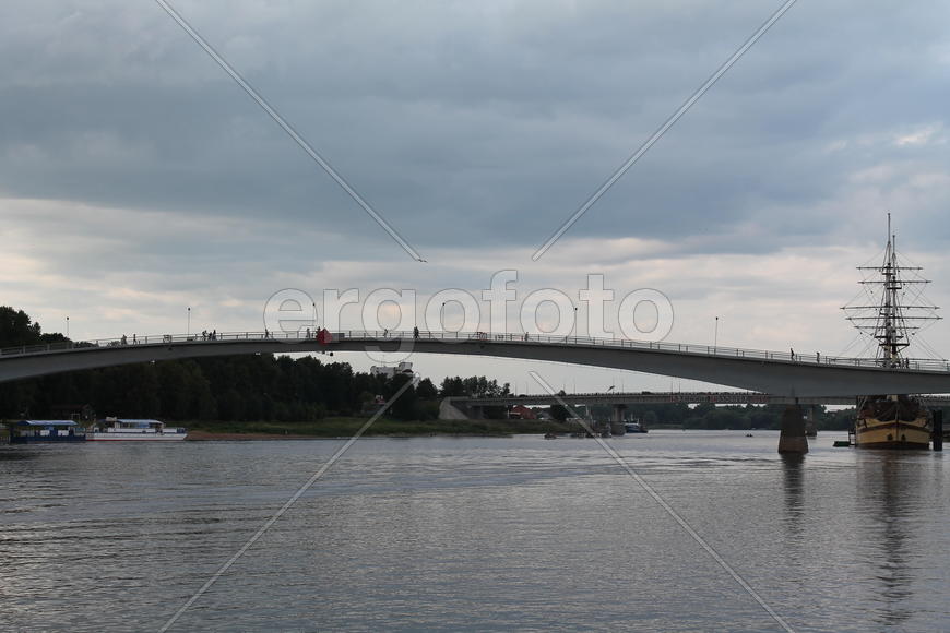 Вид на мост с реки