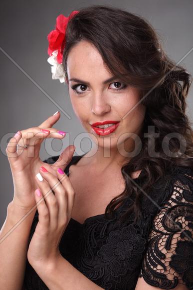 студийный портрет девушки  с цветком в волосах 