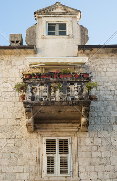 Живописный балкон на старинном здании