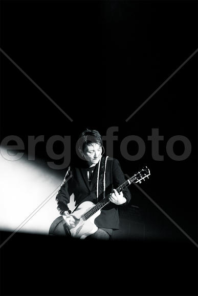 Диана Арбенина на сцене с гитарой