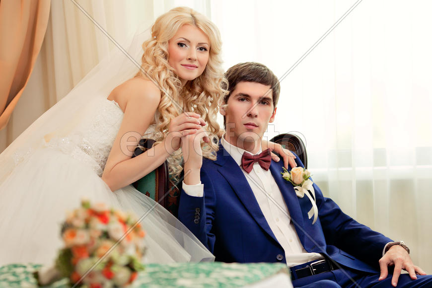 Жених и невеста в отеле