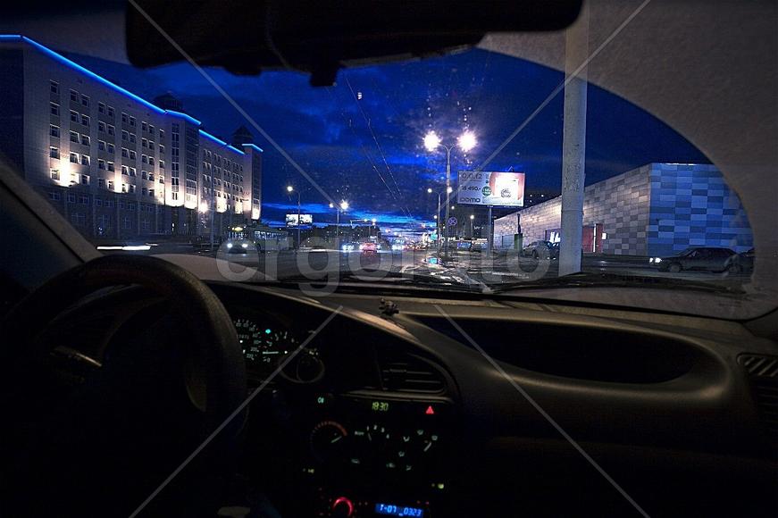 Вид на ночной город из машины