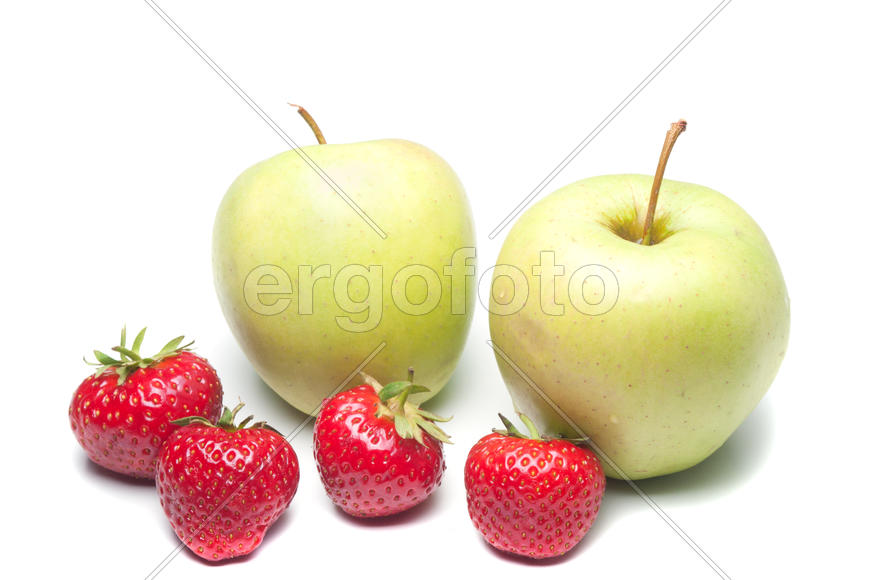 Яблоки с клубникой
