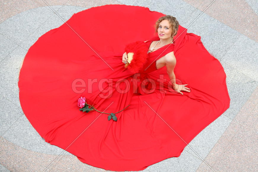 Девушка в красном платье, образующем круг