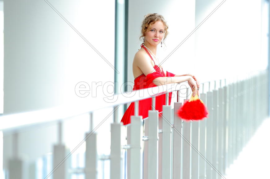 Девушка в красном с веером