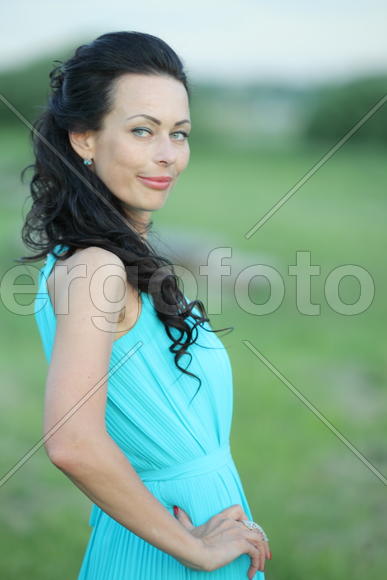 Портрет брюнетки в голубом платье.
