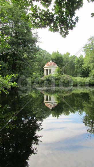 Озеро в воронцовском парке