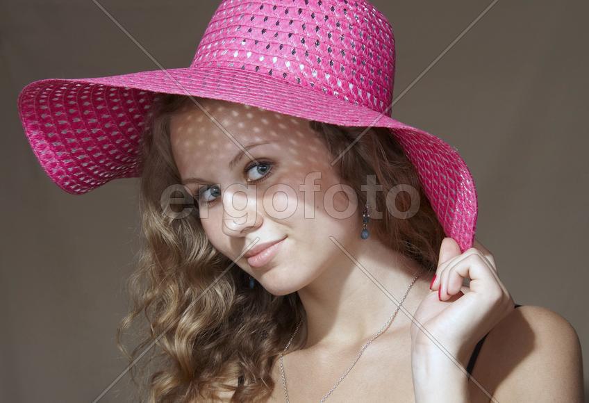 Портрет девушки в розовой шляпе