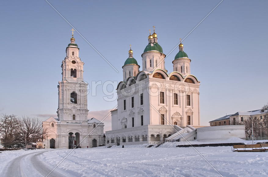 Успенский собор и колокольня зимой