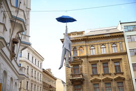 Человек с зонтом. Скульптура. Прага