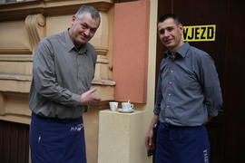 Сотрудники кафе в Праге. Чашка кофе на улице