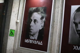 Портрет Мейерхольда в театре Ермоловой