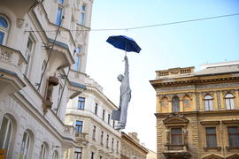 Человек, летящий под зонтом