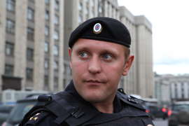 Митинг в защиту Навального, омоновец, хам