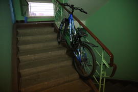 Велосипед ночует на лестнице