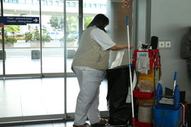 Уборщица в аэропорту Праги