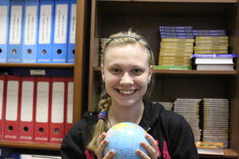Анастасия Викторовна Филимонова с глобусом в руках