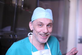 Хирург Алшибая улыбается