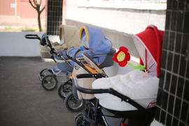Детские коляски у входа в поликлинику