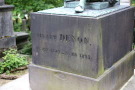 Постамент памятника Денону