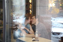 Двое влюбленных за стеклом в кафе
