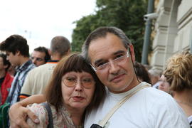 Антон Носик с мамой, митинг