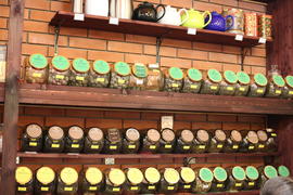 Витрина магазина "Чай". Выставка чая на продажу