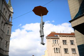 Женщина под зонтом. Скульптура