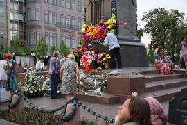 Цветы у памятника Пушкину на Тверской