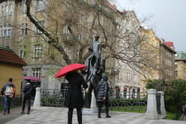 Туристы у памятника Францу Кафке