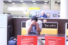 Усталый пассажир в зале аэропорта