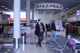 Максим Меньшиков в зале аэропорта