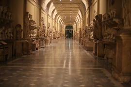 Один из залов музея Ватикана.Скульптуры