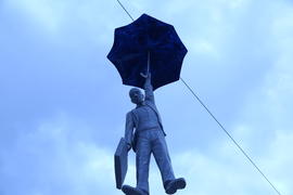 Скульптура человека под зонтом